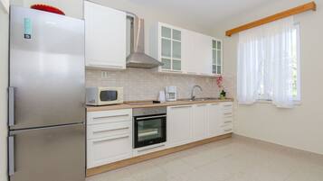 Private kitchen | Fridge, microwave, oven, stovetop