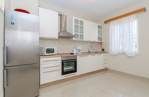Cocina privada | Frigorífico, microondas, horno y placa de cocina