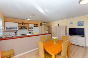 Private kitchen | Fridge, microwave, oven, stovetop