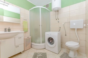 Bathroom | Shower