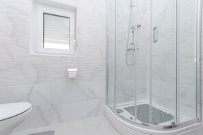 Appartement (A5) | Salle de bain | Douche, séchoir à cheveux