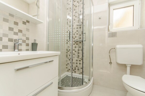 Apartment (A1) | Bathroom | Shower, hair dryer