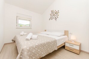 Appartement (A4) | SystĂšme dâinsonorisation, fer et planche Ă repasser