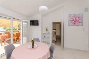 Apartment (A5) | Dining