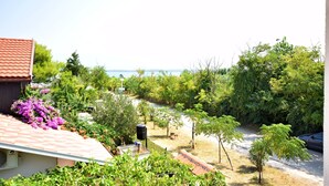 Un quartier résidentiel offrant une vue sur la mer, entouré de verdure et sous un ciel dégagé.