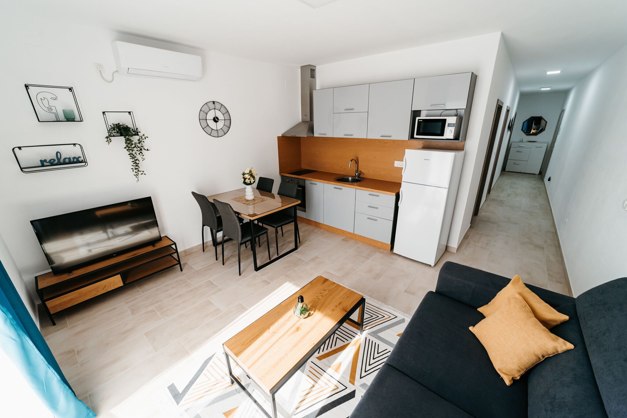 Un apartamento moderno con cocina, comedor y sala de estar.