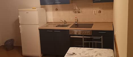 Studio (A5) | Cuisine privée | Réfrigérateur, surface de cuisson, vaisselle et ustensiles