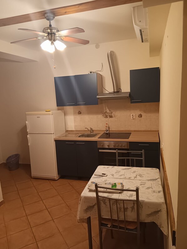 Studiolejlighed (A5) | Privat køkken | Køleskab, kogeplade