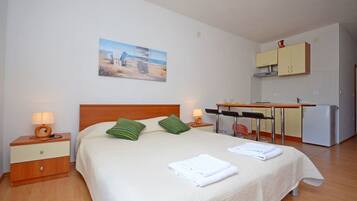 Studio (A4) | Free WiFi, bed sheets