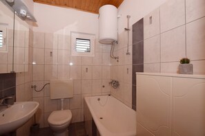 Bathroom | Bathtub
