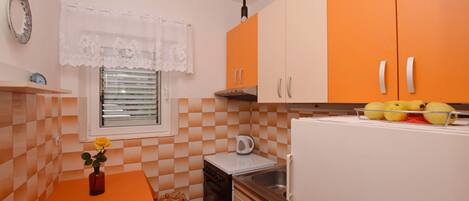 Private kitchen | Fridge, oven, stovetop, espresso maker