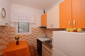 Private kitchen | Fridge, oven, stovetop, espresso maker