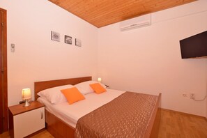 Tabla de planchar con plancha, wifi gratis y ropa de cama 