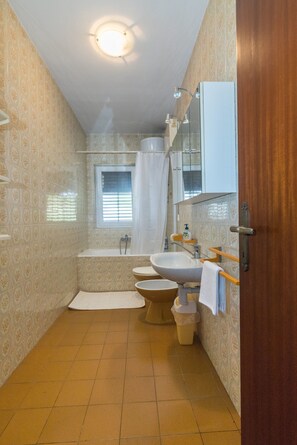Apartment (A2) | Bathroom | Bathtub - Apartments Jelka (Jelsa)