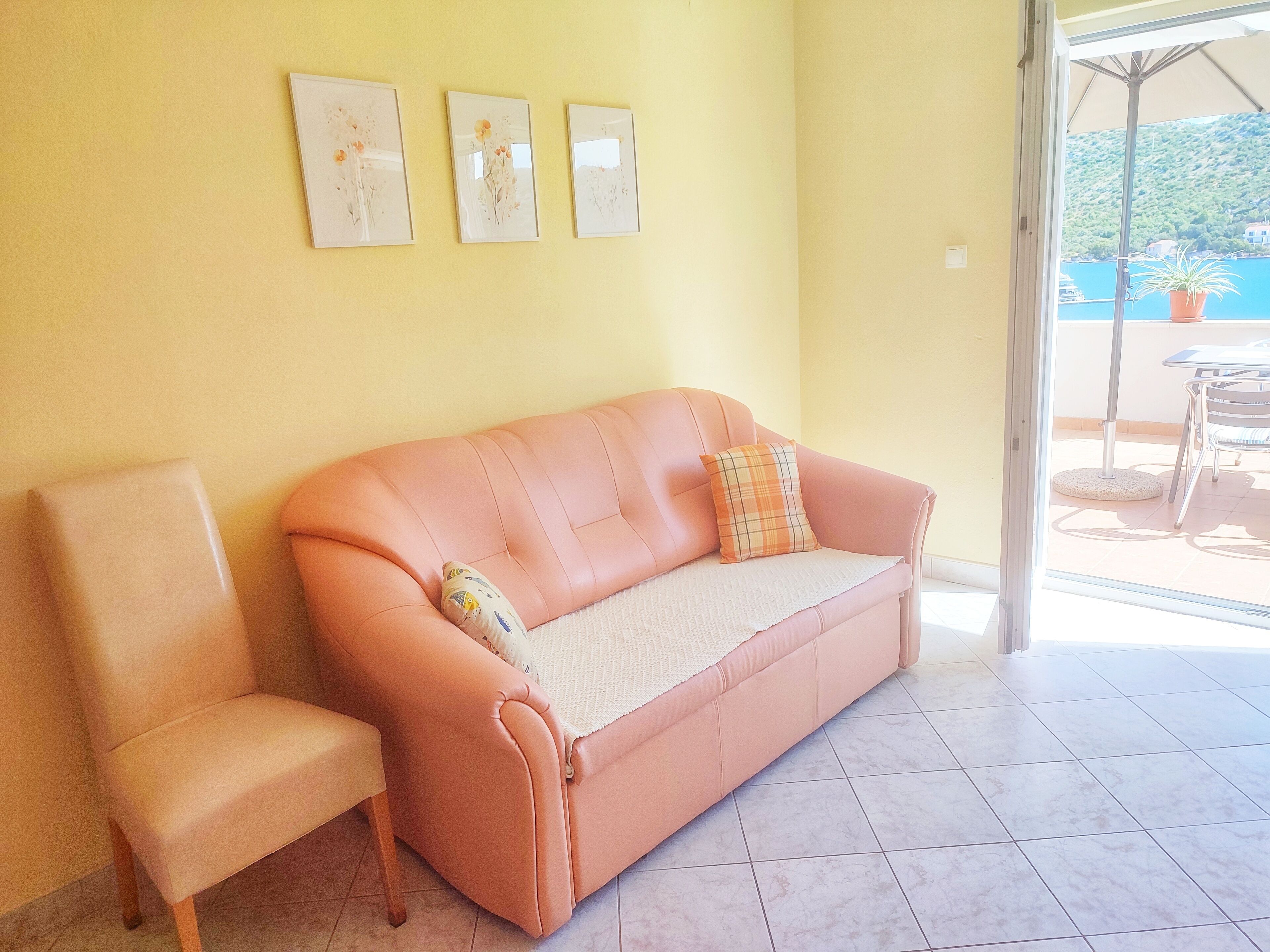 Apartment (A3) | Wohnbereich | Fernseher