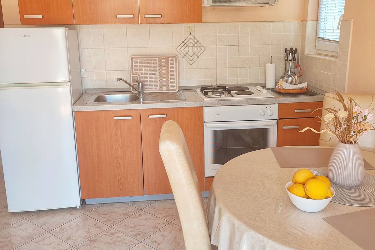 Appartamento (A1) | Cucina privata | Frigorifero, piano cottura, pentole/stoviglie/utensili