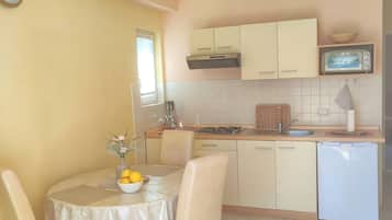 Huoneisto (A3) | Yksityinen keittiö | Jääkaappi, liesi, keittoastiat/astiat/ruokailuvälineet