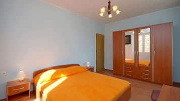 Iron/ironing board, free WiFi, bed sheets