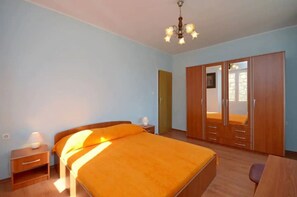 Iron/ironing board, free WiFi, bed sheets