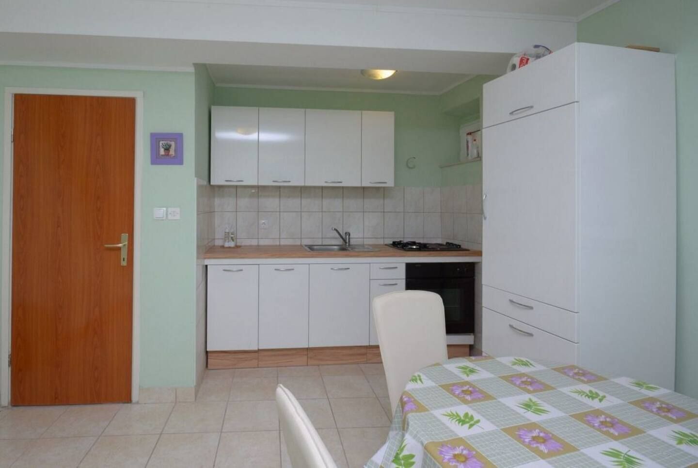 Eigene Küche | Kühlschrank, Ofen, Herdplatte, Kochgeschirr/Geschirr/Besteck