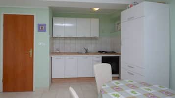 Eigene Küche | Kühlschrank, Ofen, Herdplatte, Kochgeschirr/Geschirr/Besteck