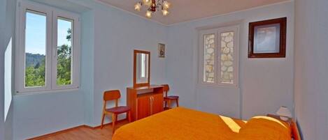 Iron/ironing board, free WiFi, bed sheets