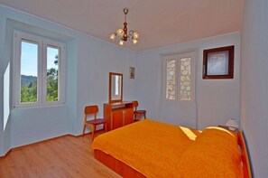 Iron/ironing board, free WiFi, bed sheets - House Marija (Lastovo)