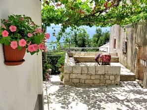 Courtyard - House Antun (Dubrovacko Primorje)