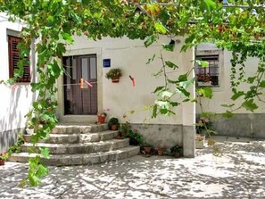 Courtyard - House Antun (Dubrovacko Primorje)