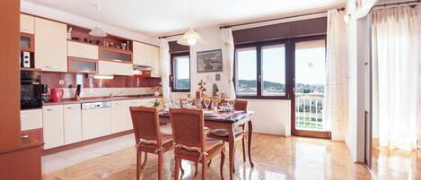 อพาร์ทเมนท์ (A1) | ครัวส่วนตัว | ตู้เย็น, ไมโครเวฟ, เตาอบ, เตาประกอบอาหาร