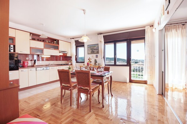 Apartment (A1) | Private kitchen | Fridge, microwave, oven, stovetop