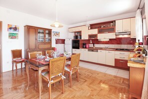 Departamento (A1) | Cocina privada | Refrigerador, microondas, horno y parrilla de estufa 