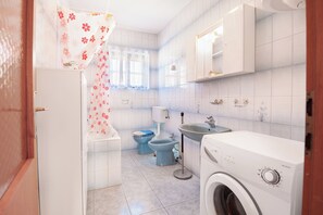 Appartement (A1) | Salle de bain | Séchoir à cheveux, bidet