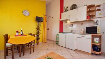 Eget kjøkken | Kjøleskap, mikrobølgeovn, kokeplater og espressomaskin