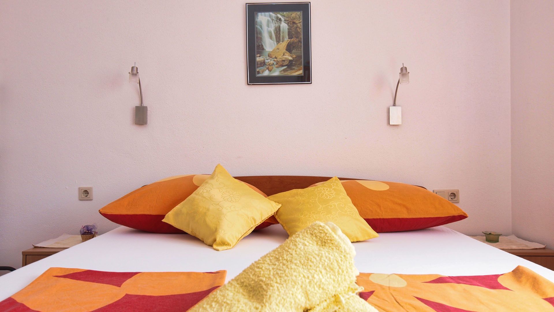 Setrika/meja setrika, Wi-Fi gratis, dan seprai linen