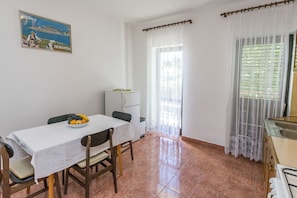Fridge, stovetop - Apartments Matejka I (Primosten)