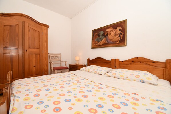 Apartment (A3) | Iron/ironing board, free WiFi, bed sheets
