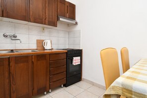 Apartment (A1) | Private kitchen | Fridge, stovetop, coffee/tea maker, electric kettle