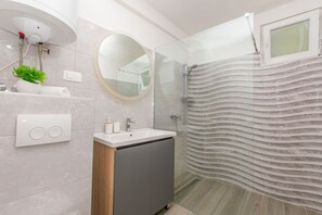Apartment (A2) | Bathroom | Shower, bidet, towels, soap - Apartment Petea (Omis)