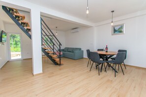 Apartment (A2) | Living room | Smart TV