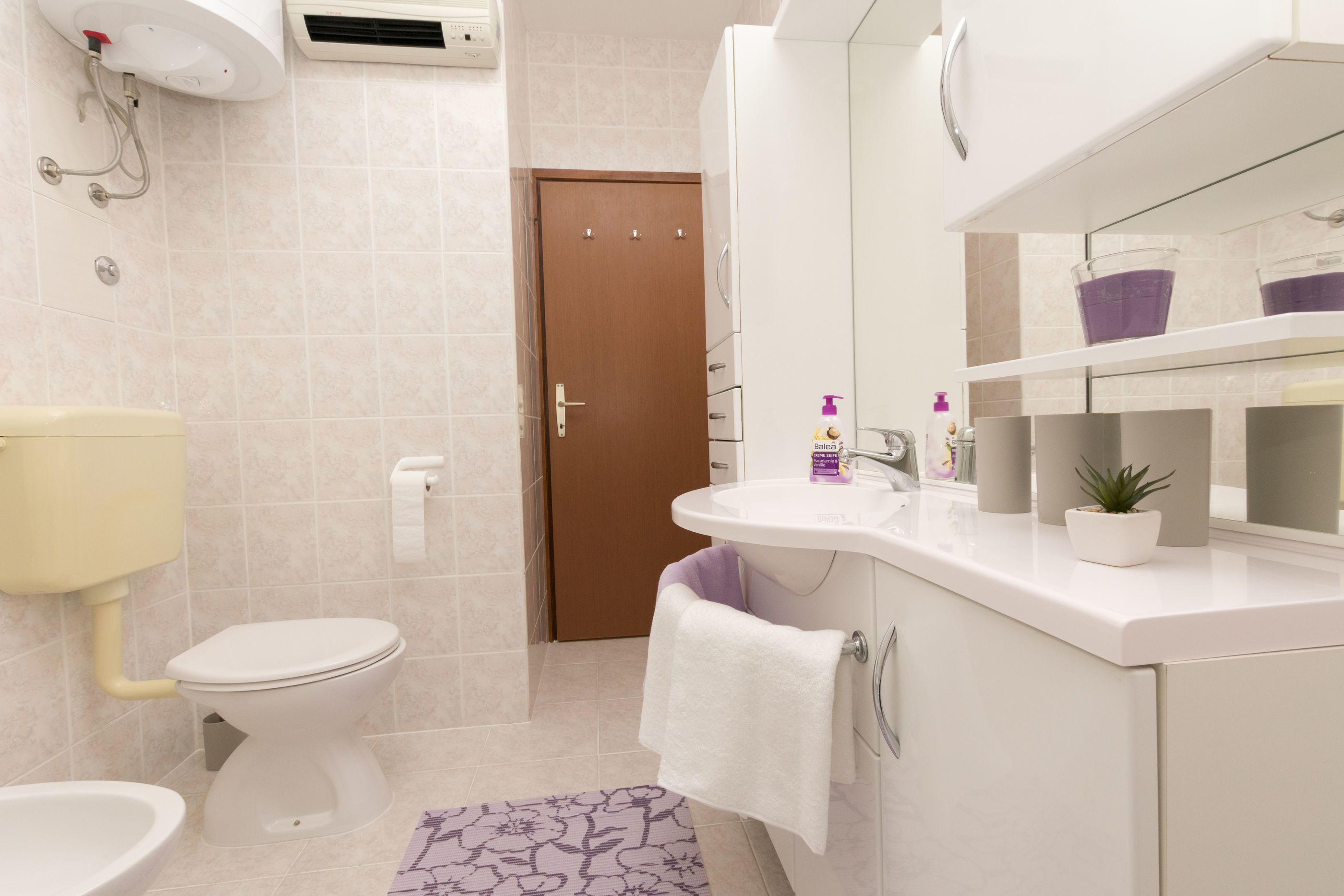 Un baño moderno con inodoro, lavabo y ducha.