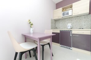 Private kitchen | Fridge, microwave, stovetop, electric kettle