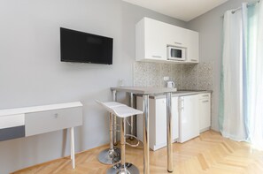 Private kitchen | Fridge, microwave, stovetop, electric kettle
