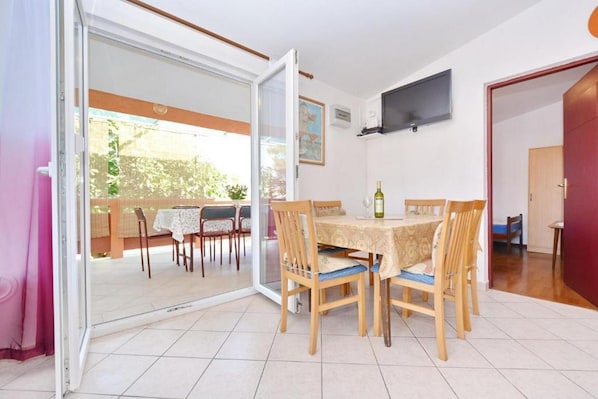 Apartment (A1) | Dining