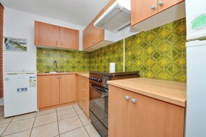 Réfrigérateur, four à micro-ondes, un four, cafétière à espresso