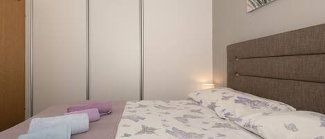 Free WiFi, bed sheets