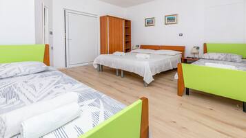 Apartment (A5) | 5 bedrooms, soundproofing, iron/ironing board, free WiFi