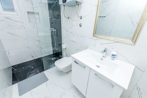 Apartament (A1) | Bany | Dutxa i assecador de cabells 