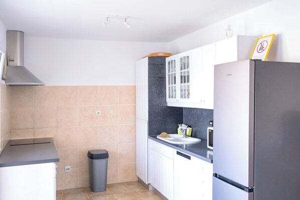Apartment (A1) | Private kitchen | Fridge, microwave, oven, stovetop - Apartment Jelka (Rogoznica)