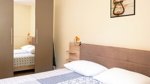 Apartamento (A1) | Ferros/tábuas de passar roupa, Wi-Fi de cortesia, roupa de cama